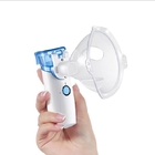 Portatile del nebulizzatore di Mini Ultrasonic Personal Steam Inhaler tenuto in mano
