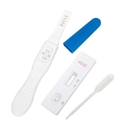 Della cassetta del test di gravidanza del corredo HCG della famiglia dei rifornimenti medici urina nel mezzo della corrente